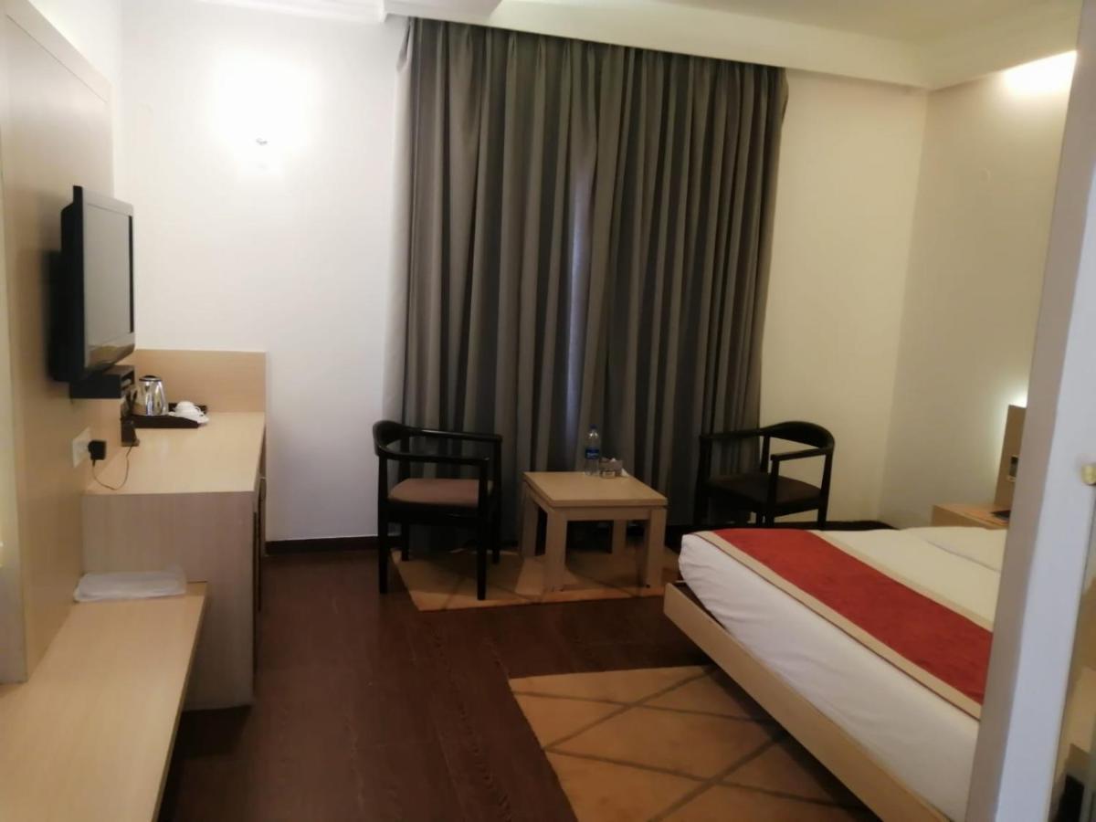 Kingston Resort Канпур Экстерьер фото